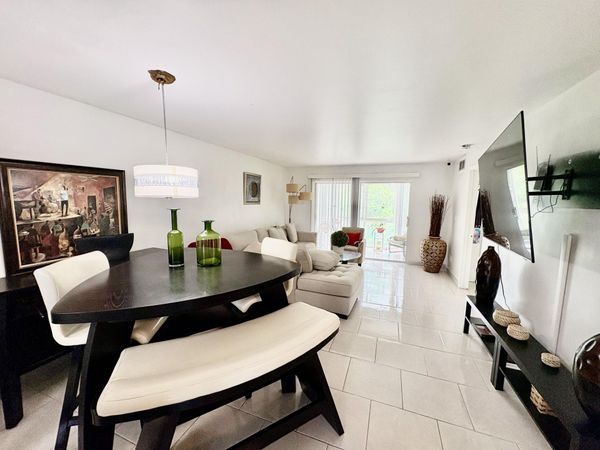 9261 Sunrise Lakes Boulevard, Unit 304, Sunrise, FL 33322