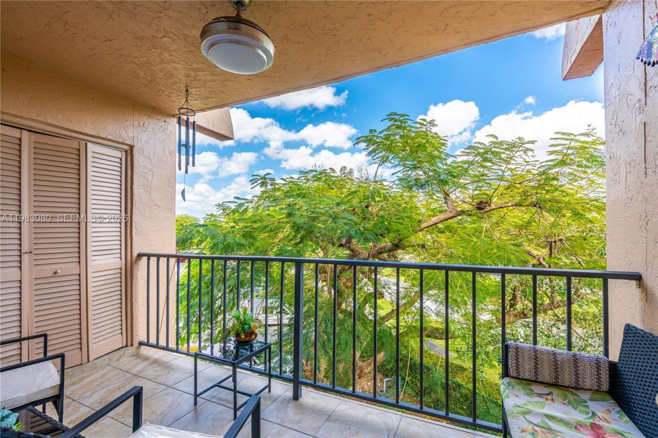 13715 Kendale Lakes Cir , Unit A-304, Miami, FL 33183 Photo