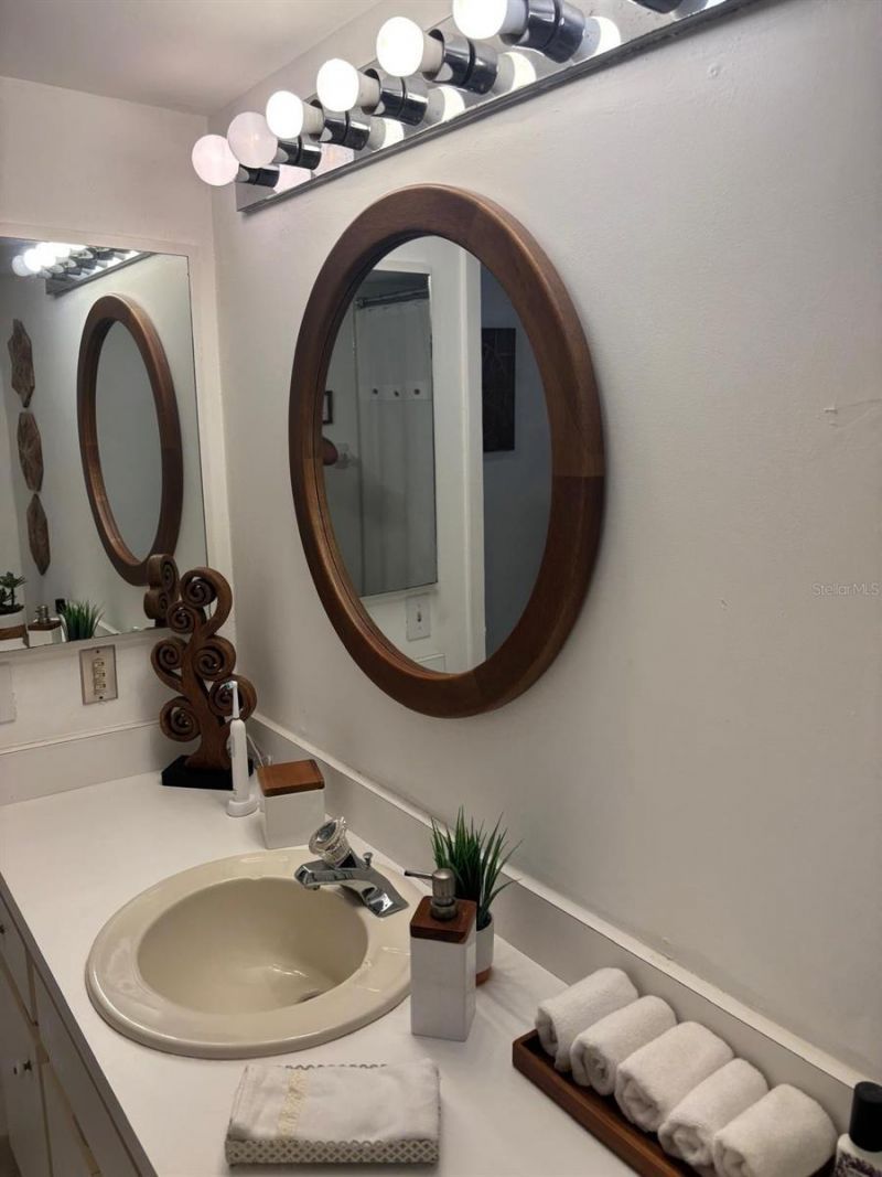 5689 Gardens Drive , Sarasota, FL 34243 Photo