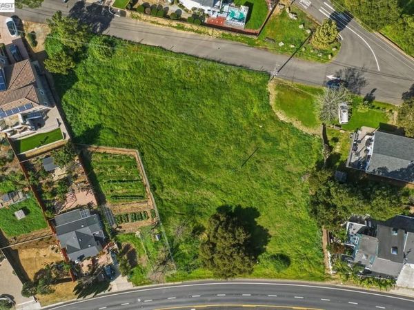 27188 Hayward Blvd, Hayward, CA 94542