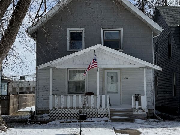 911 A Avenue NW, Cedar Rapids, IA 52405