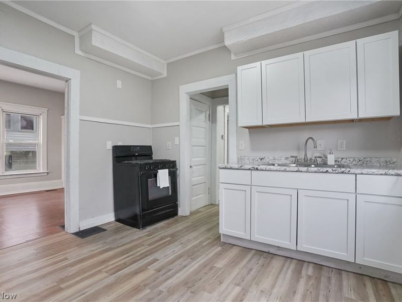 8210 Dorver Avenue , Cleveland, OH 44105 Photo 11