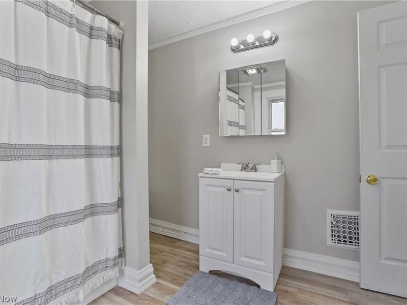 8210 Dorver Avenue , Cleveland, OH 44105 Photo 15