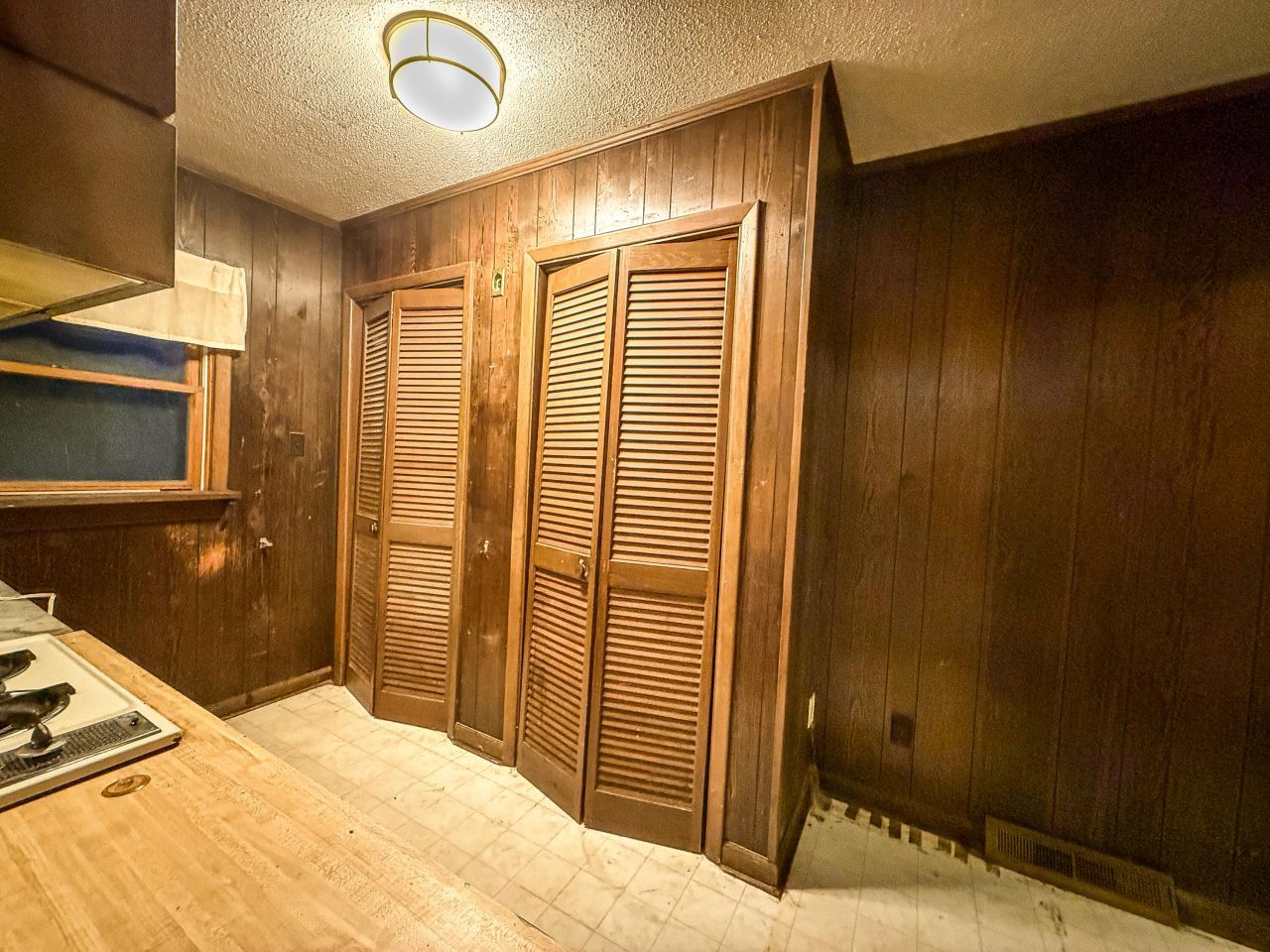 720 E Erie Avenue Photo 5