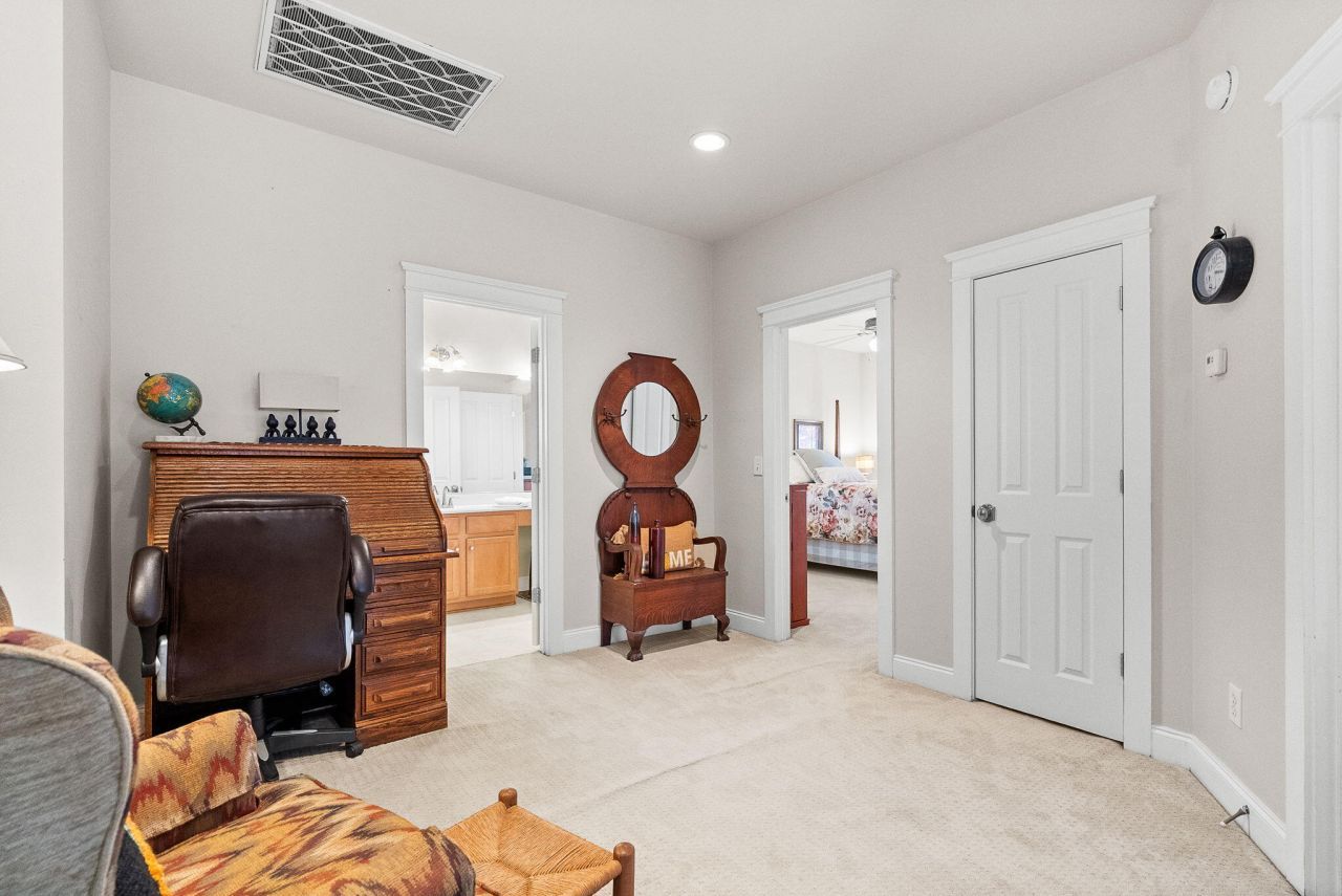 302 Hydrangea Street Photo 32