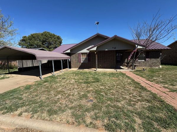710 Charles Street, Seymour, TX 76380
