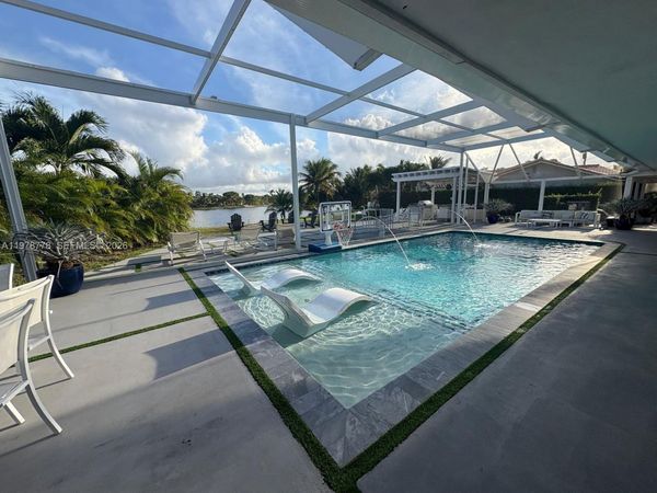 6890 Winged Foot Dr , Hialeah, FL 33015