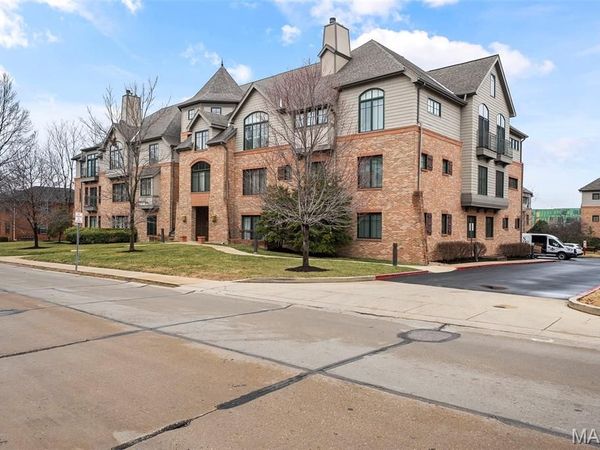 125 E Clinton Place, Unit 1C, Kirkwood, MO 63122