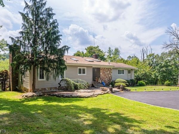 220 Horseshoe Rd, Berkeley Heights, NJ 07922
