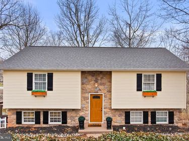 35 HEMLOCK LANE, ETTERS, PA 17319