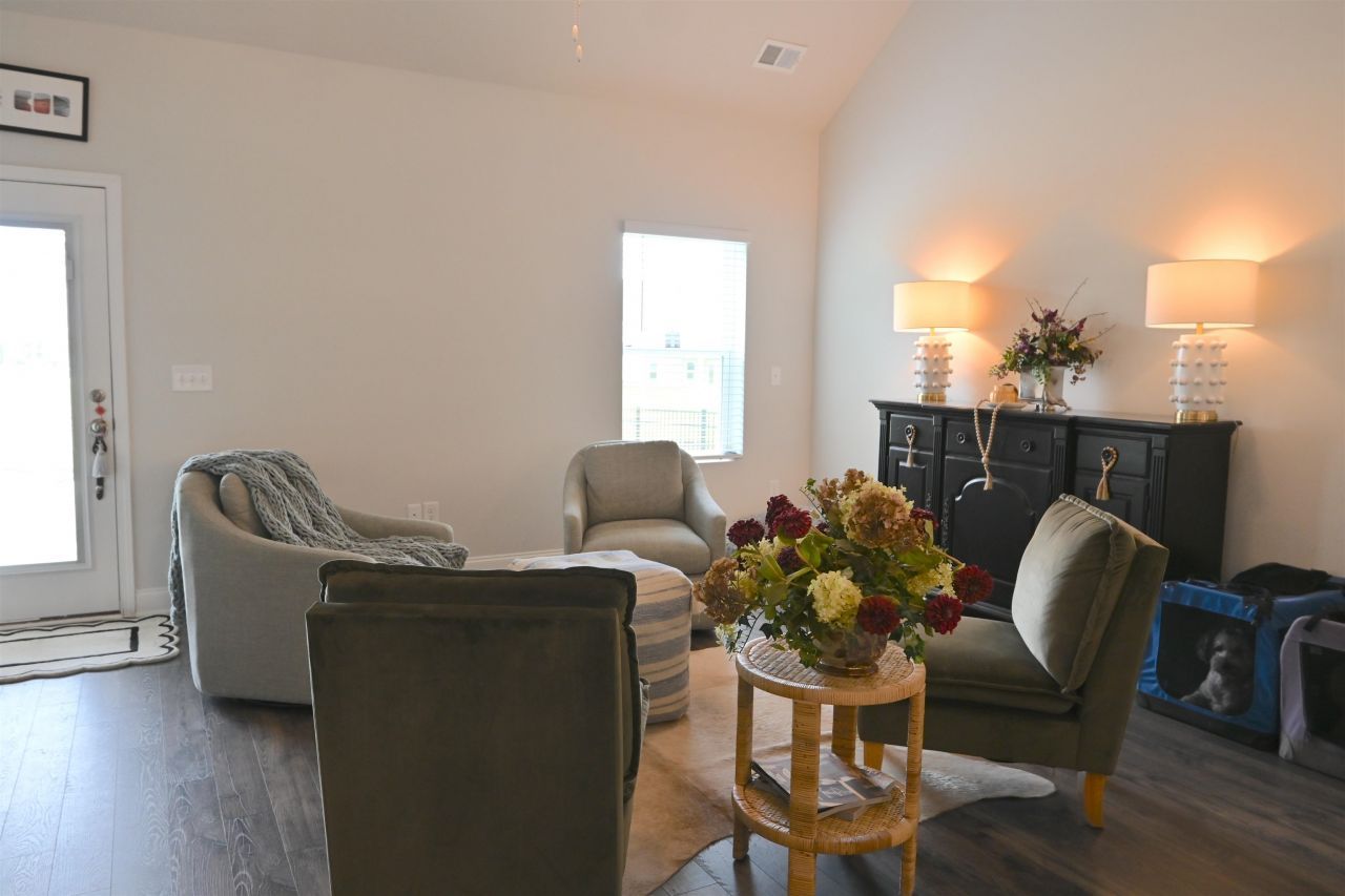 2464 Campton Loop Photo 7