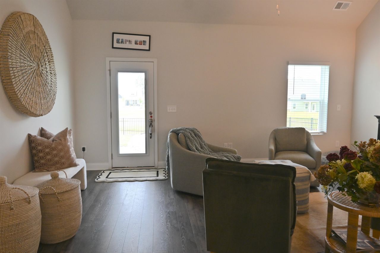 2464 Campton Loop Photo 8