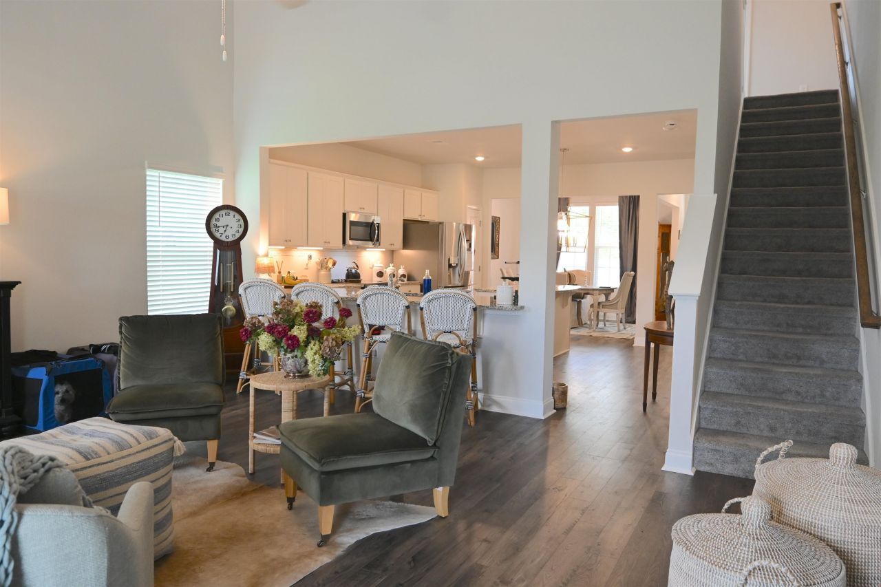 2464 Campton Loop Photo 9