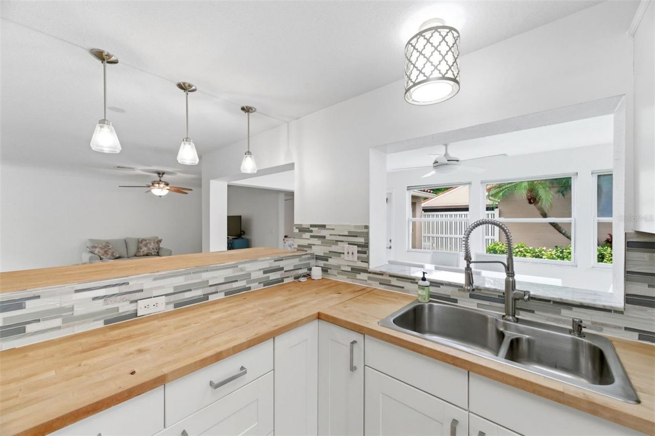 526 St Tropez Circle Ne, Saint Petersburg, FL 33703 Photo