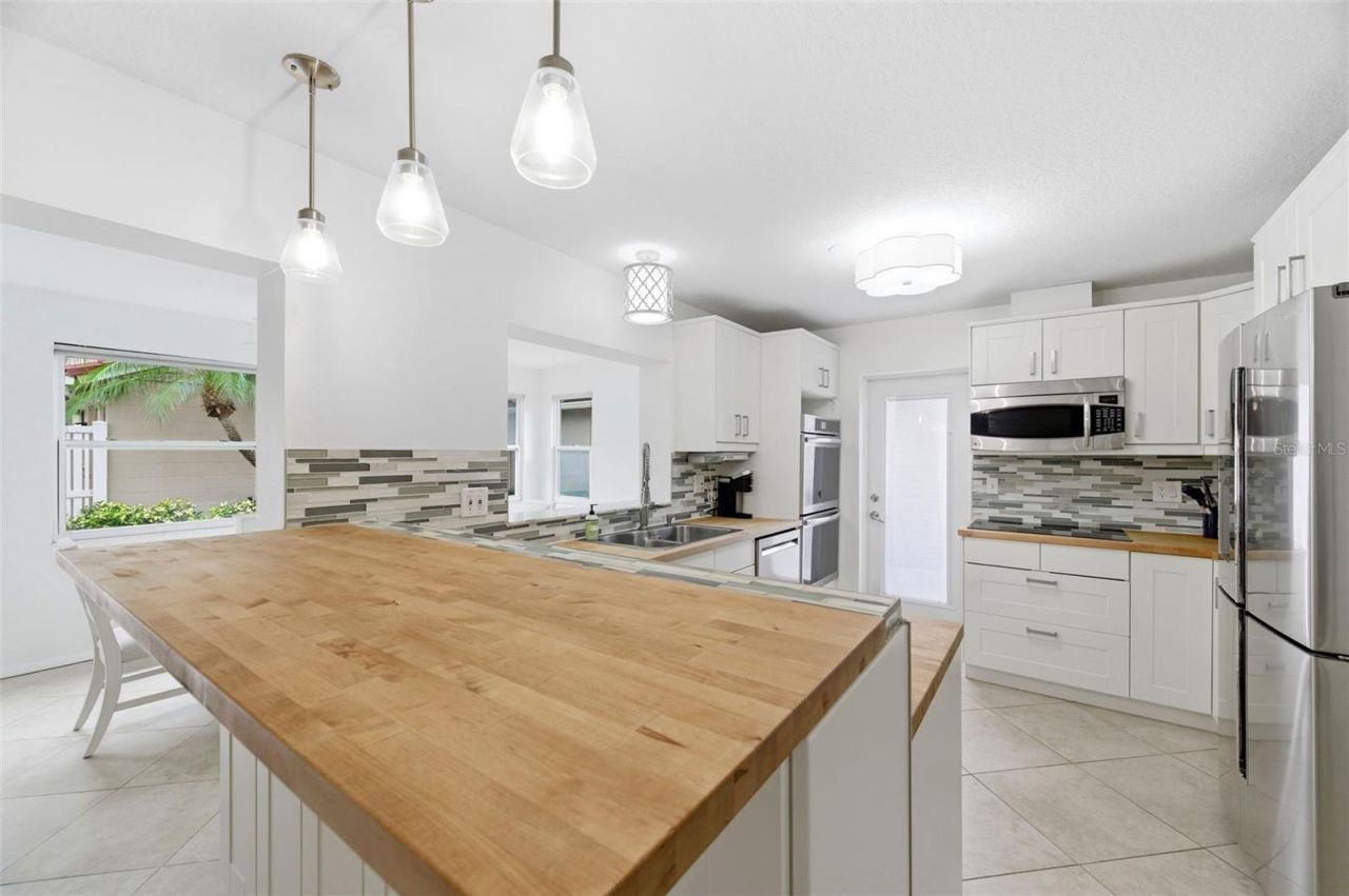 526 St Tropez Circle Ne, Saint Petersburg, FL 33703 Photo