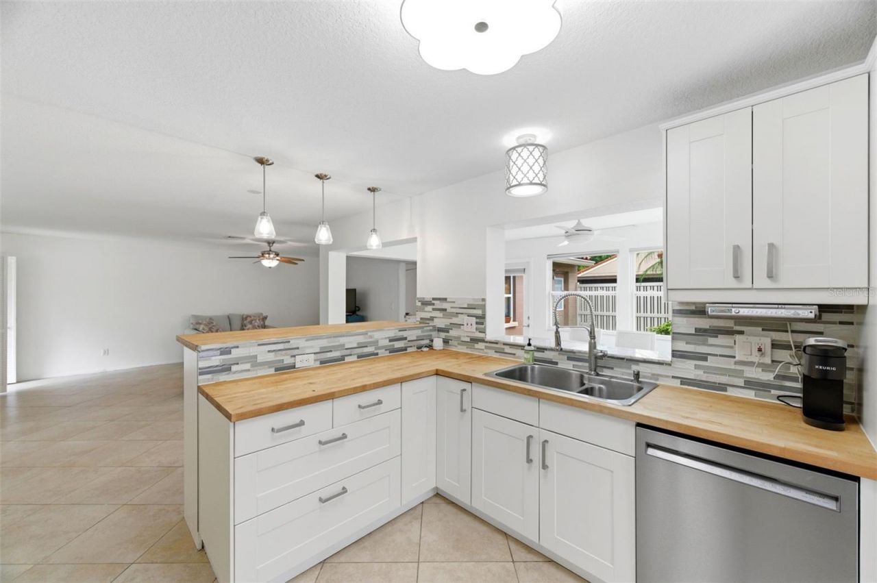 526 St Tropez Circle Ne, Saint Petersburg, FL 33703 Photo