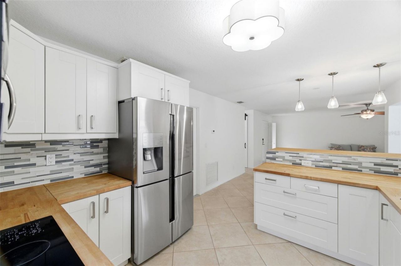 526 St Tropez Circle Ne, Saint Petersburg, FL 33703 Photo