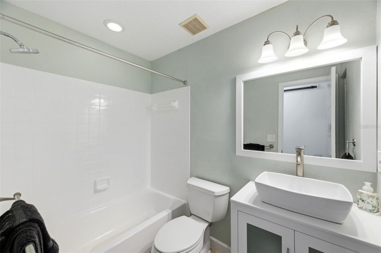 526 St Tropez Circle Ne, Saint Petersburg, FL 33703 Photo