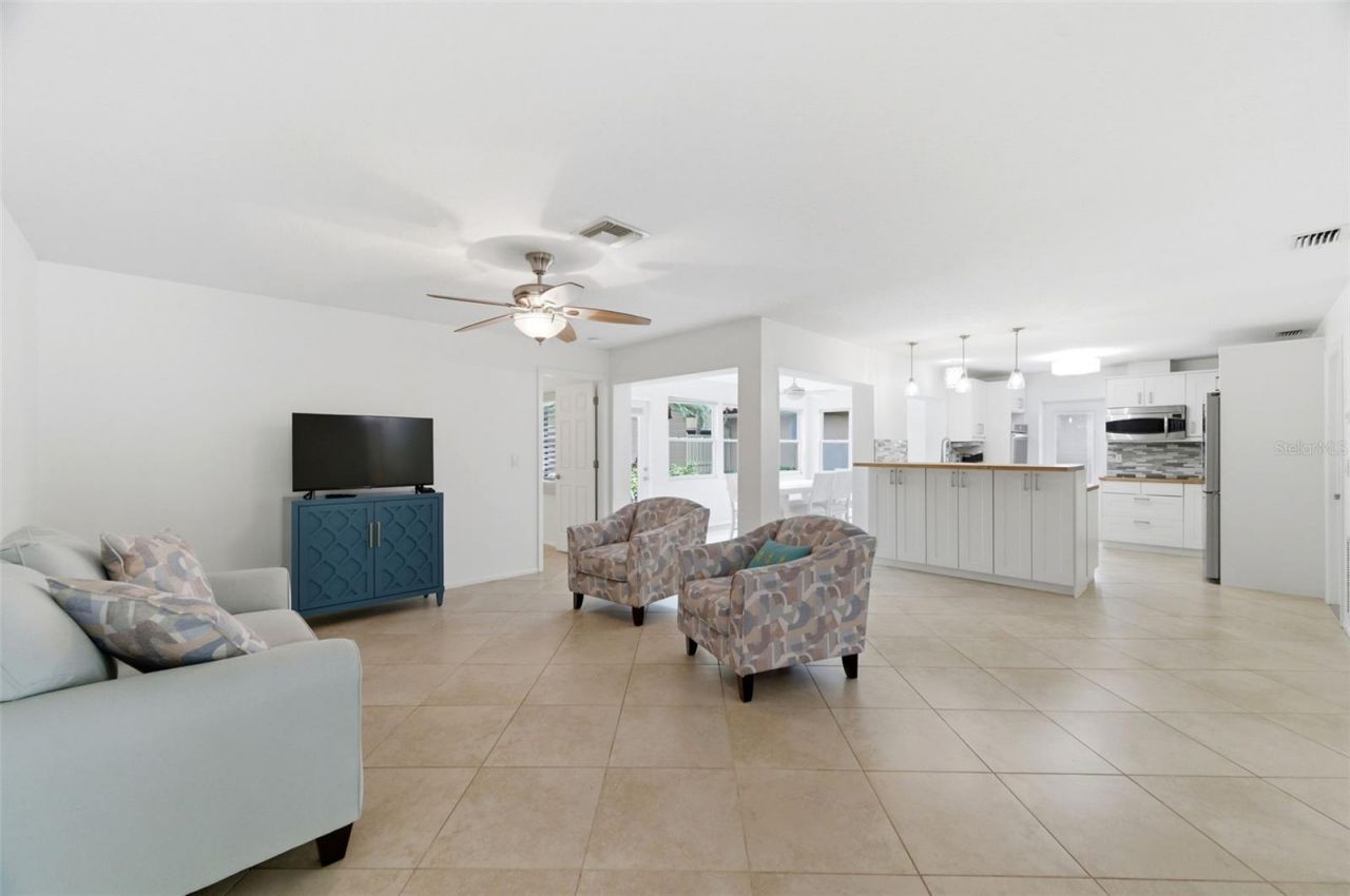 526 St Tropez Circle Ne, Saint Petersburg, FL 33703 Photo