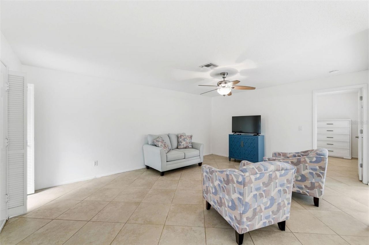 526 St Tropez Circle Ne, Saint Petersburg, FL 33703 Photo