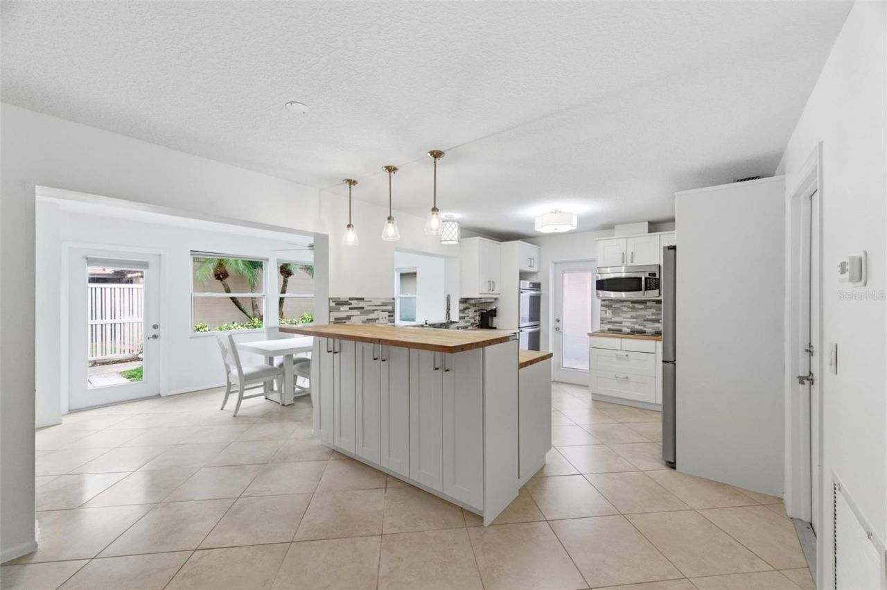 526 St Tropez Circle Ne, Saint Petersburg, FL 33703 Photo