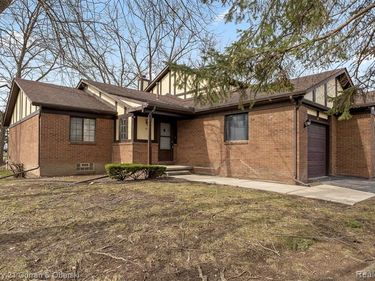 41 Parkplace W, Allen Park, MI 48101