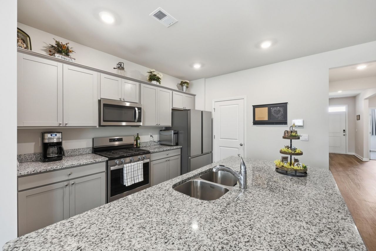 655 Gryffindor Dr. Photo 8