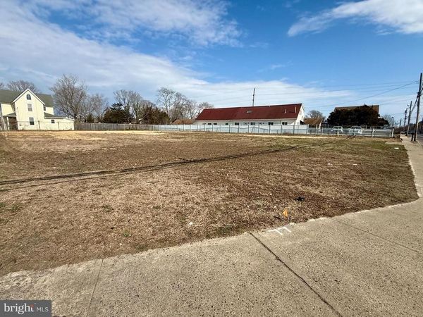 82 E BAY AVENUE , MANAHAWKIN, NJ 08050