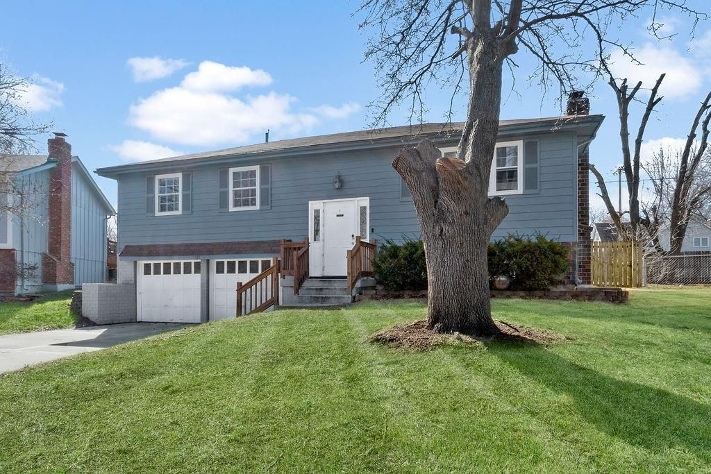 2225 E Taylor Drive, Olathe, KS 66062 Main Photo