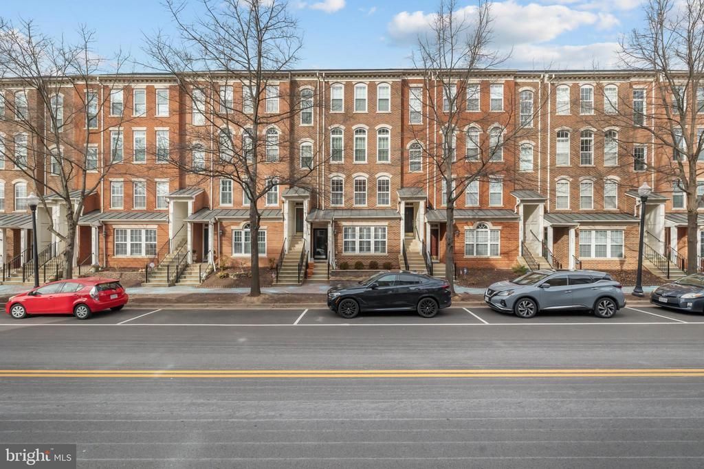 413 Cameron Station Boulevard, Alexandria, VA 22304 Main Photo