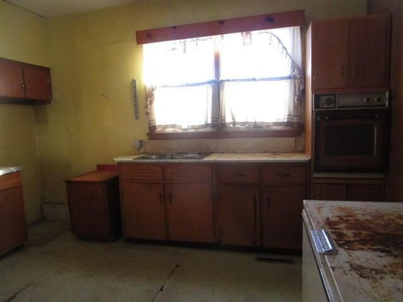 274 N 8th Street , McConnelsville, OH 43756 Photo 9