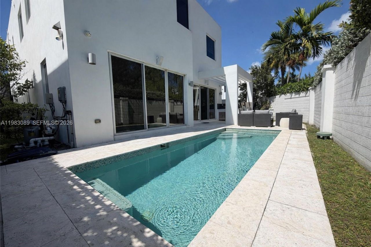 7475 NW 97th Ct, Doral, FL 33178 Photo