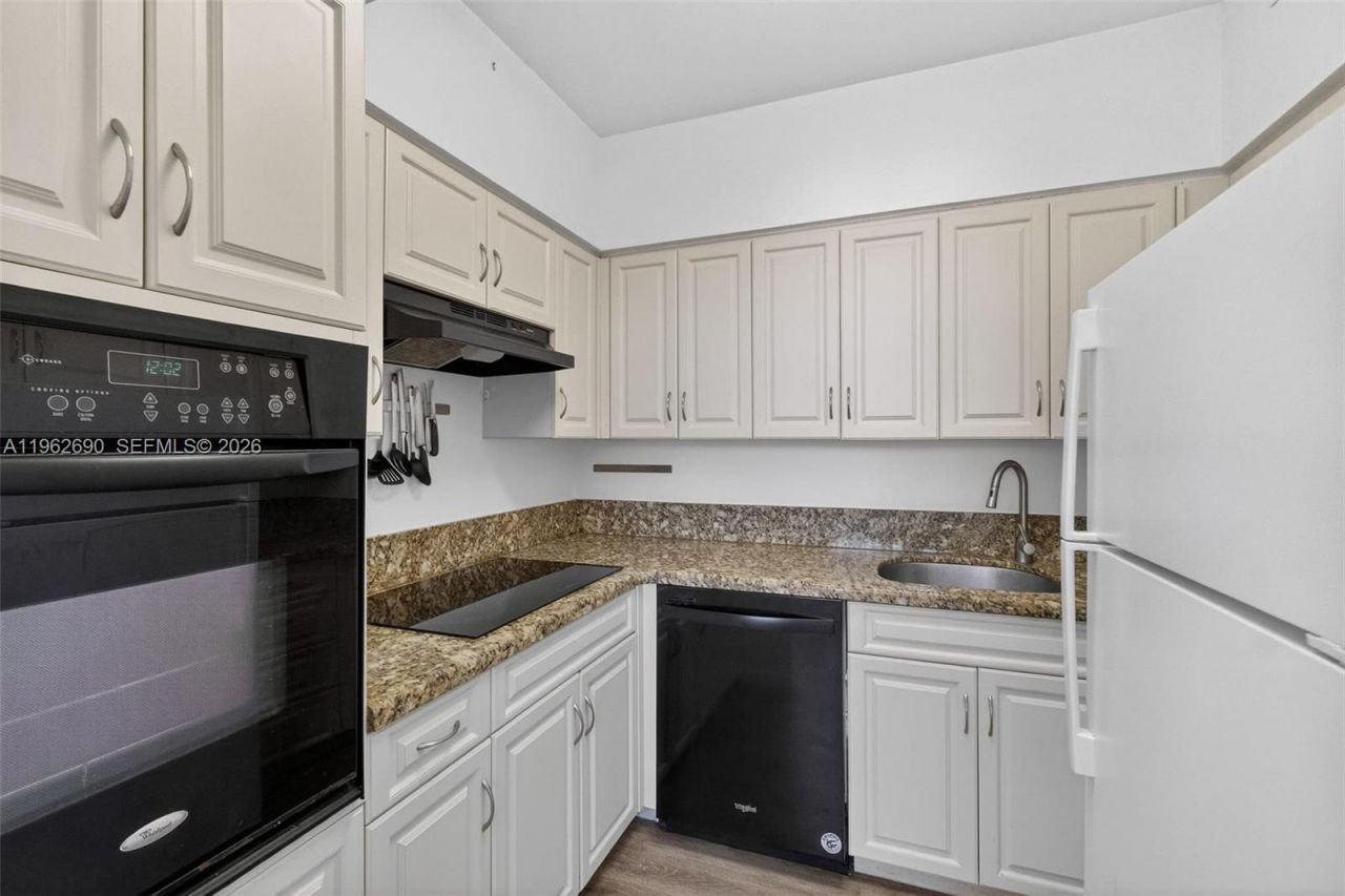 7441 Wayne Avenue, Unit 8J, Miami Beach, FL 33141 Photo