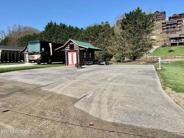 1919 Lizi Loop Way, Sevierville, TN 37862
