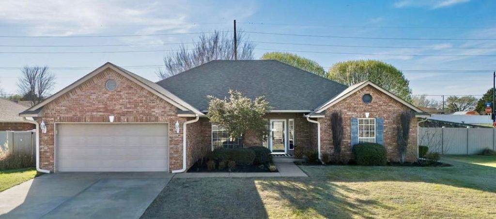 542 Lakeside Court, Shawnee, OK 74801 Main Photo