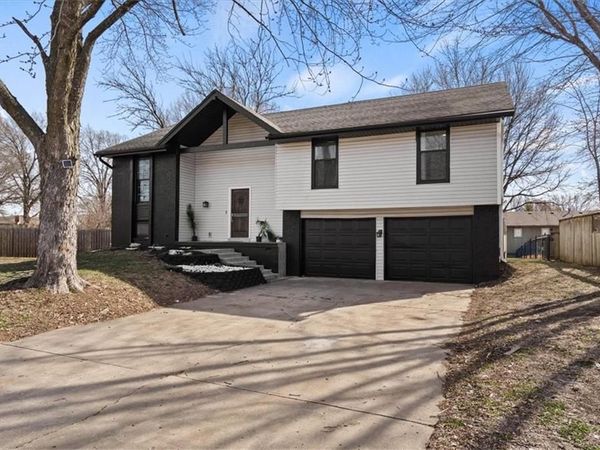 12318 S Locust Circle, Olathe, KS 66062