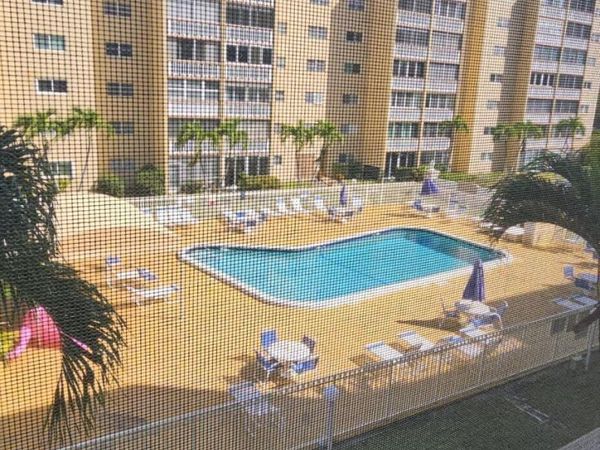 421 NE 14th Avenue, Unit 302, Hallandale Beach, FL 33009