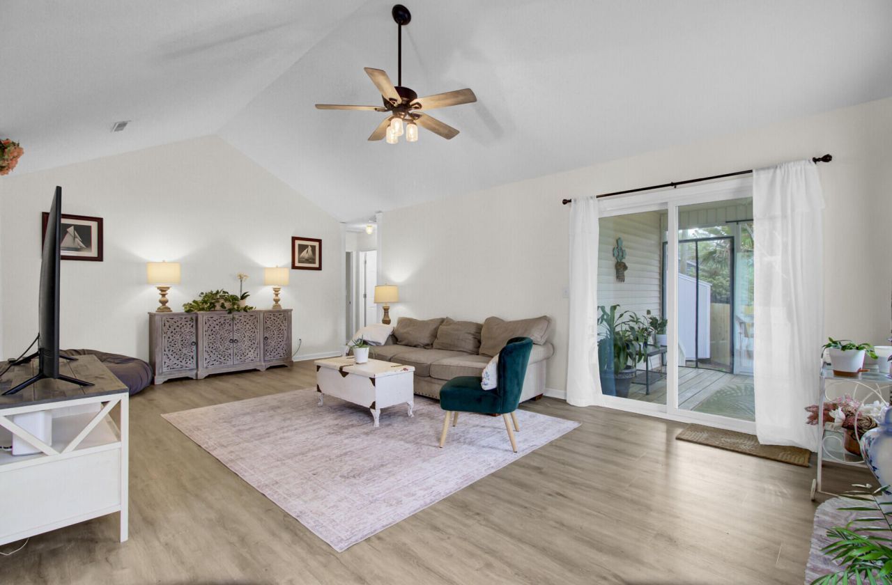 212 Thames Avenue Photo 8