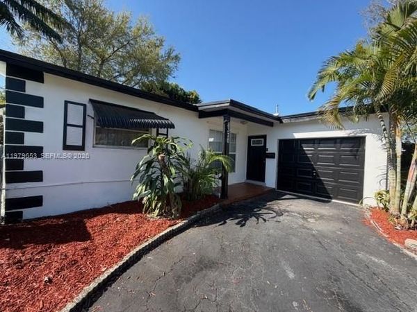 8370 NW 26th St, Sunrise, FL 33322