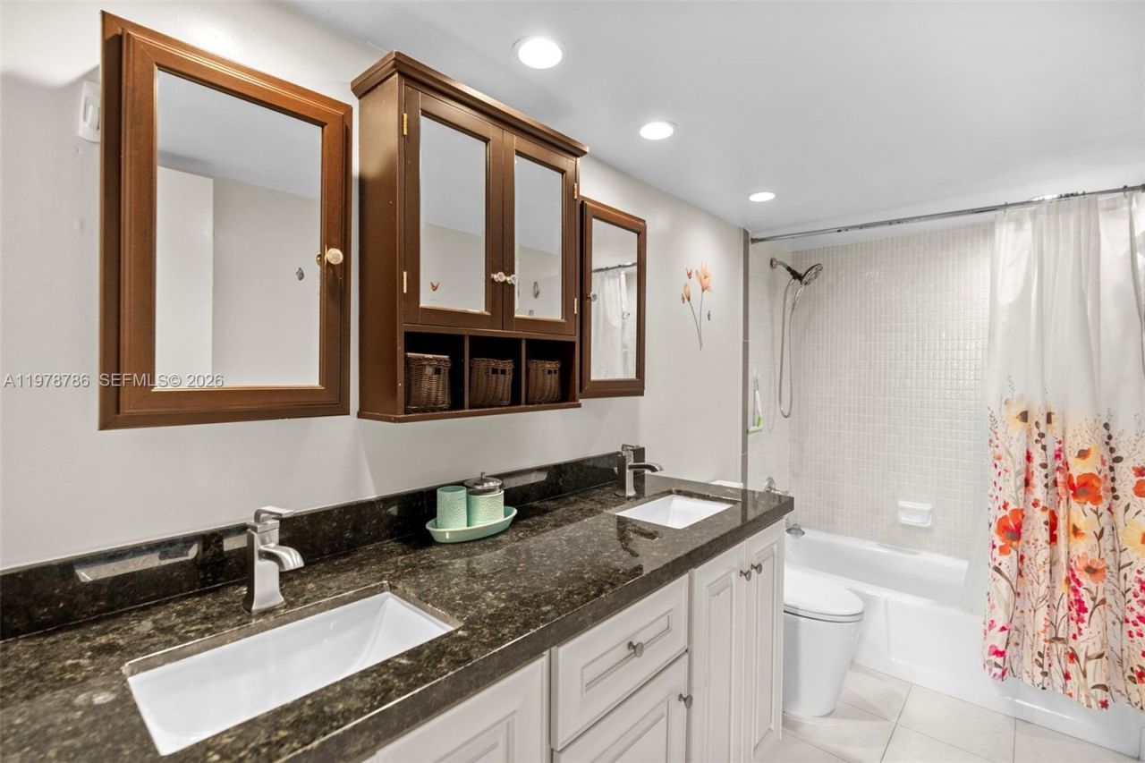 427 Golden Isles Dr, Unit 9G, Hallandale Beach, FL 33009 Photo