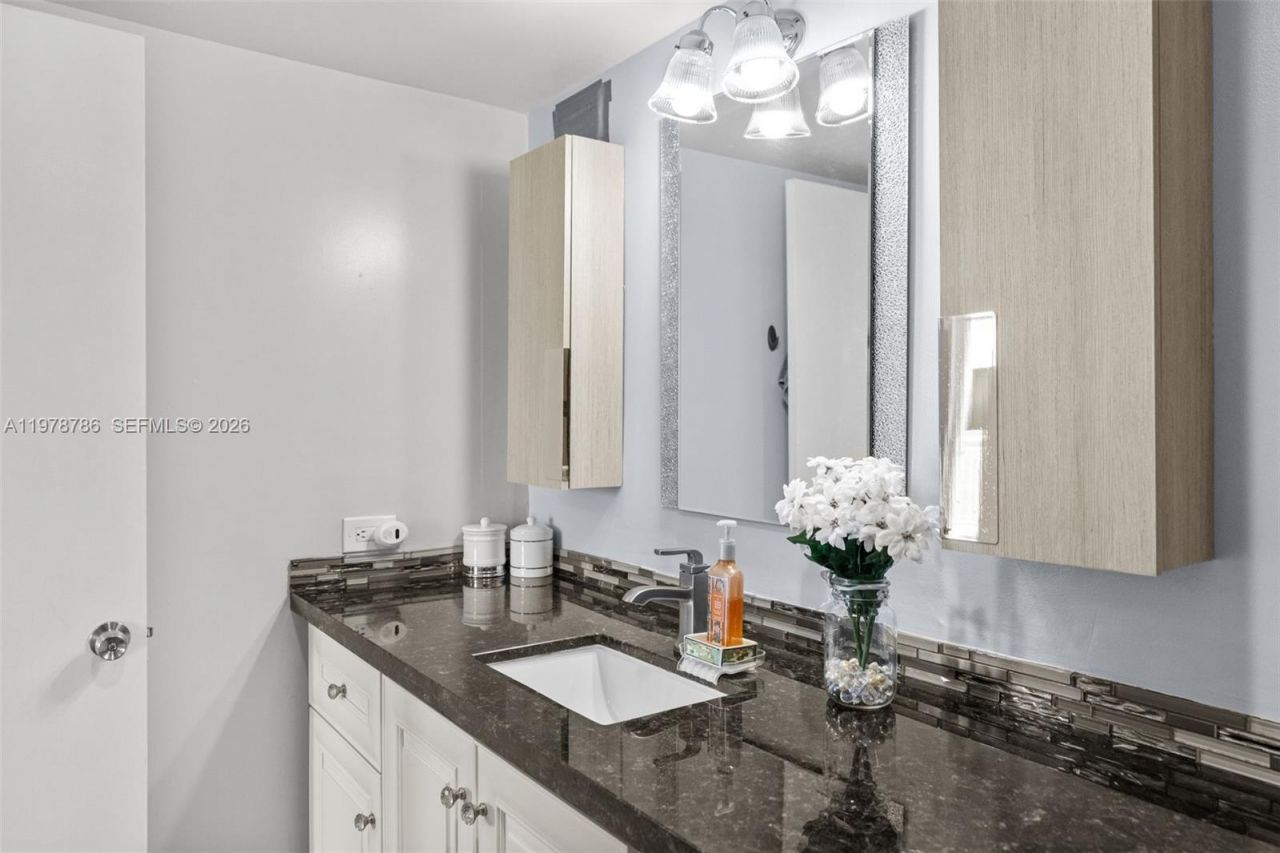 427 Golden Isles Dr, Unit 9G, Hallandale Beach, FL 33009 Photo