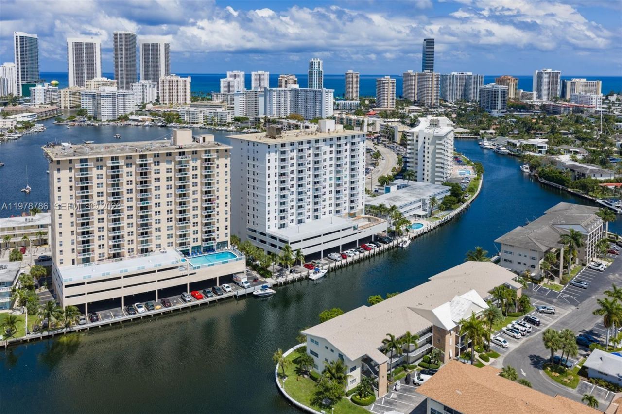 427 Golden Isles Dr, Unit 9G, Hallandale Beach, FL 33009 Photo