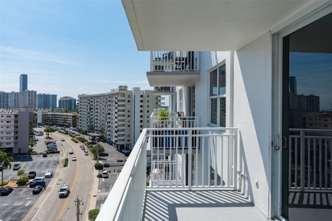 427 Golden Isles Dr, Unit 9G, Hallandale Beach, FL 33009 Photo