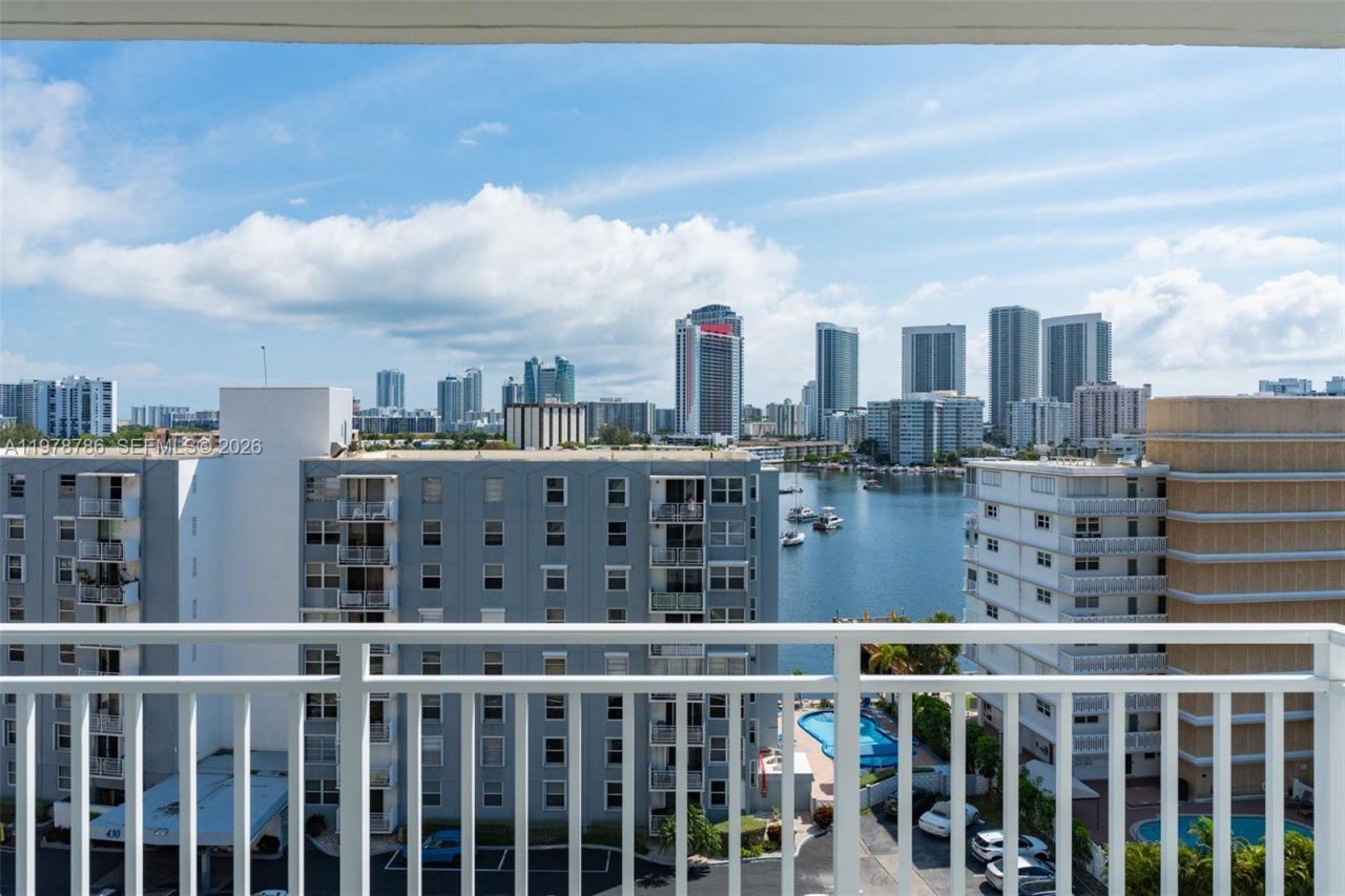 427 Golden Isles Dr, Unit 9G, Hallandale Beach, FL 33009 Photo