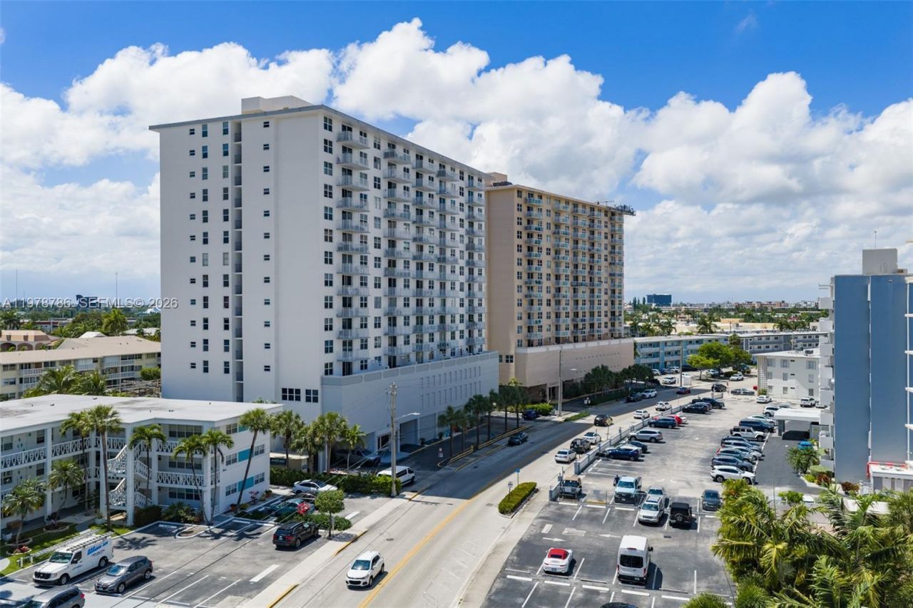 427 Golden Isles Dr, Unit 9G, Hallandale Beach, FL 33009 Photo