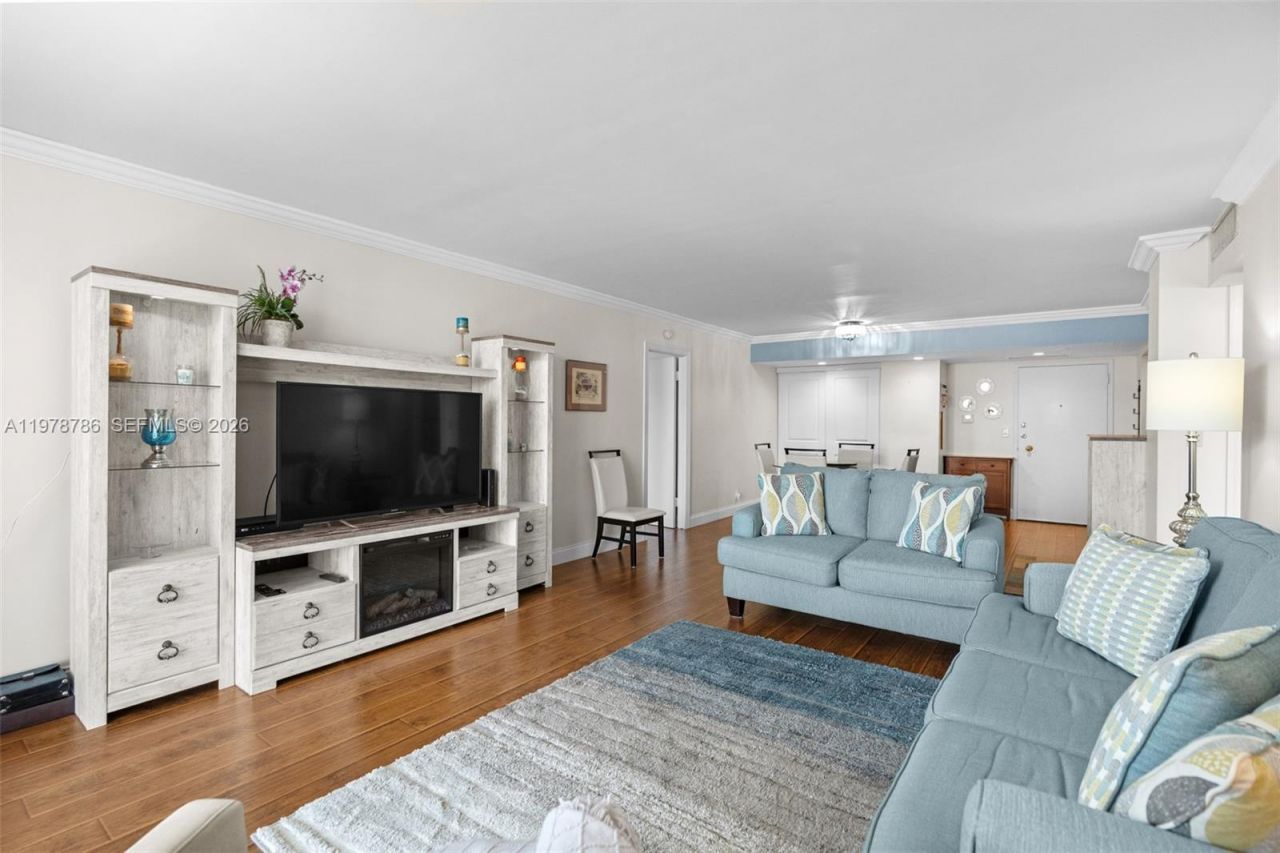 427 Golden Isles Dr, Unit 9G, Hallandale Beach, FL 33009 Photo