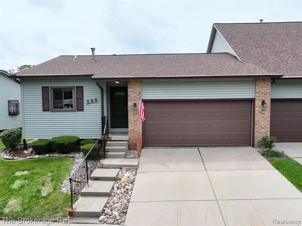 588 Oakbrook Circle, Flushing, MI 48433 Main Photo