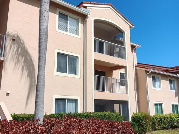 1640 N 42nd Circle, Unit 204, Vero Beach, FL 32967