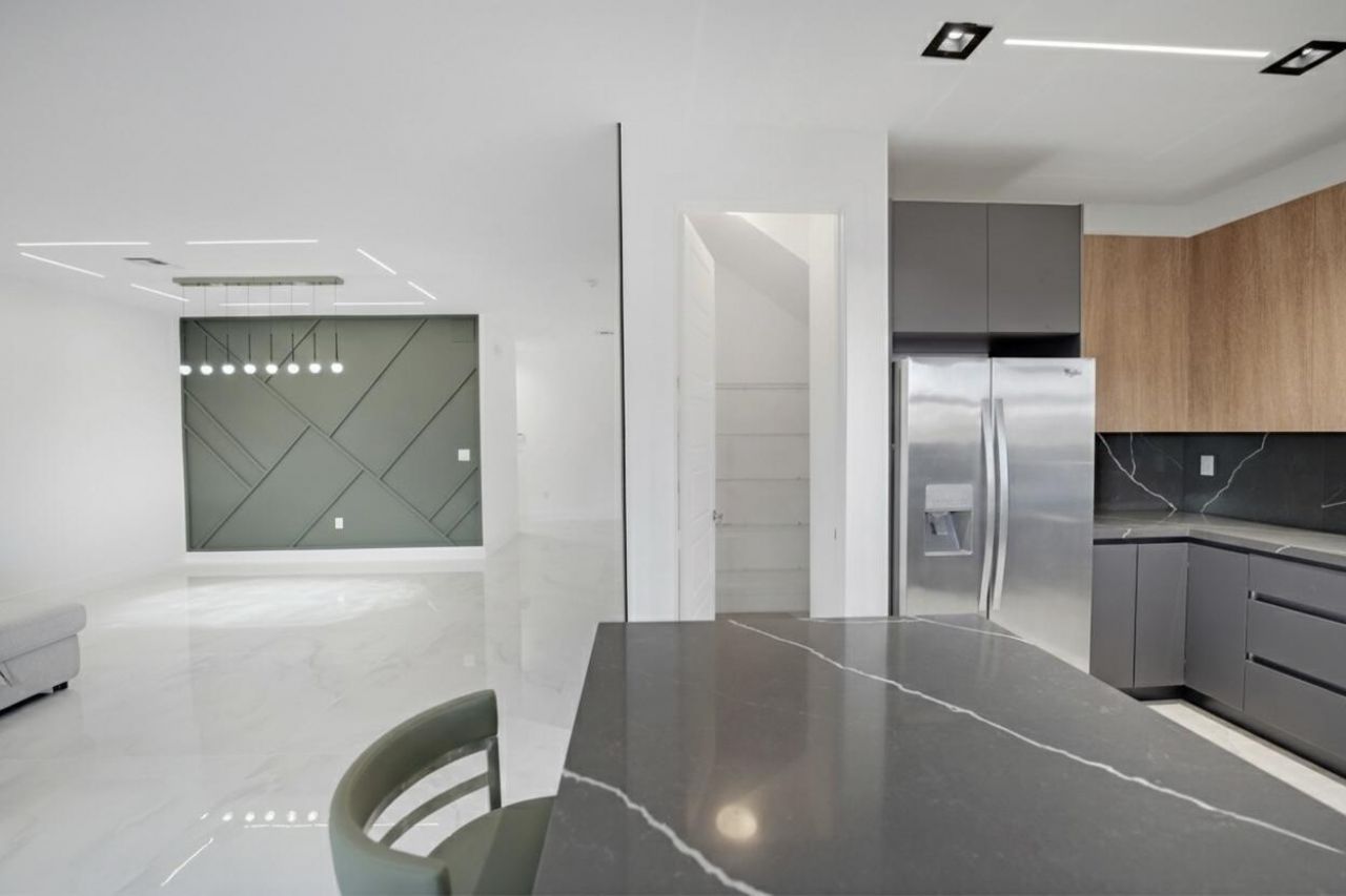 671 NE 191st Terrace, Miami, FL 33179 Photo