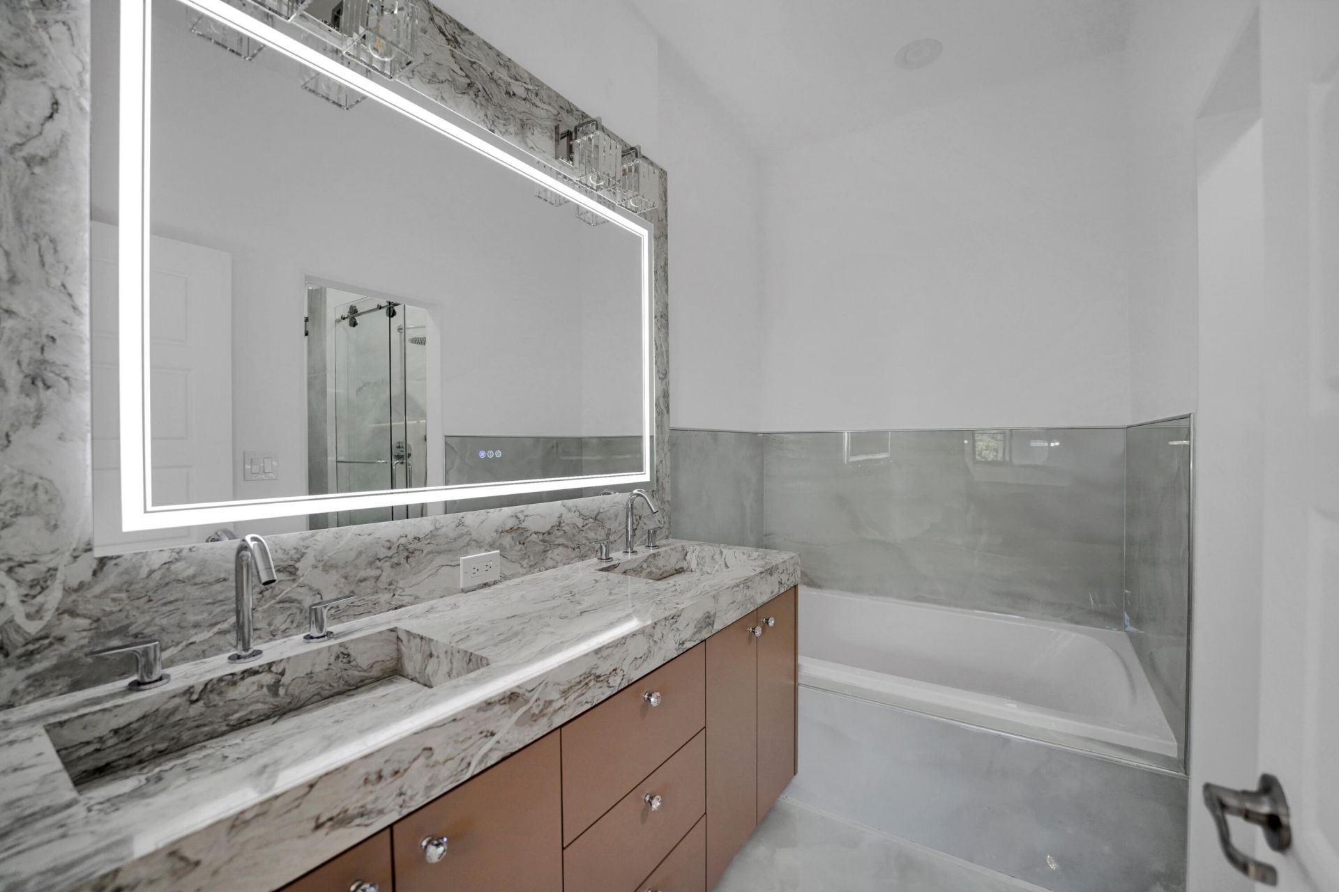 671 NE 191st Terrace, Miami, FL 33179 Photo